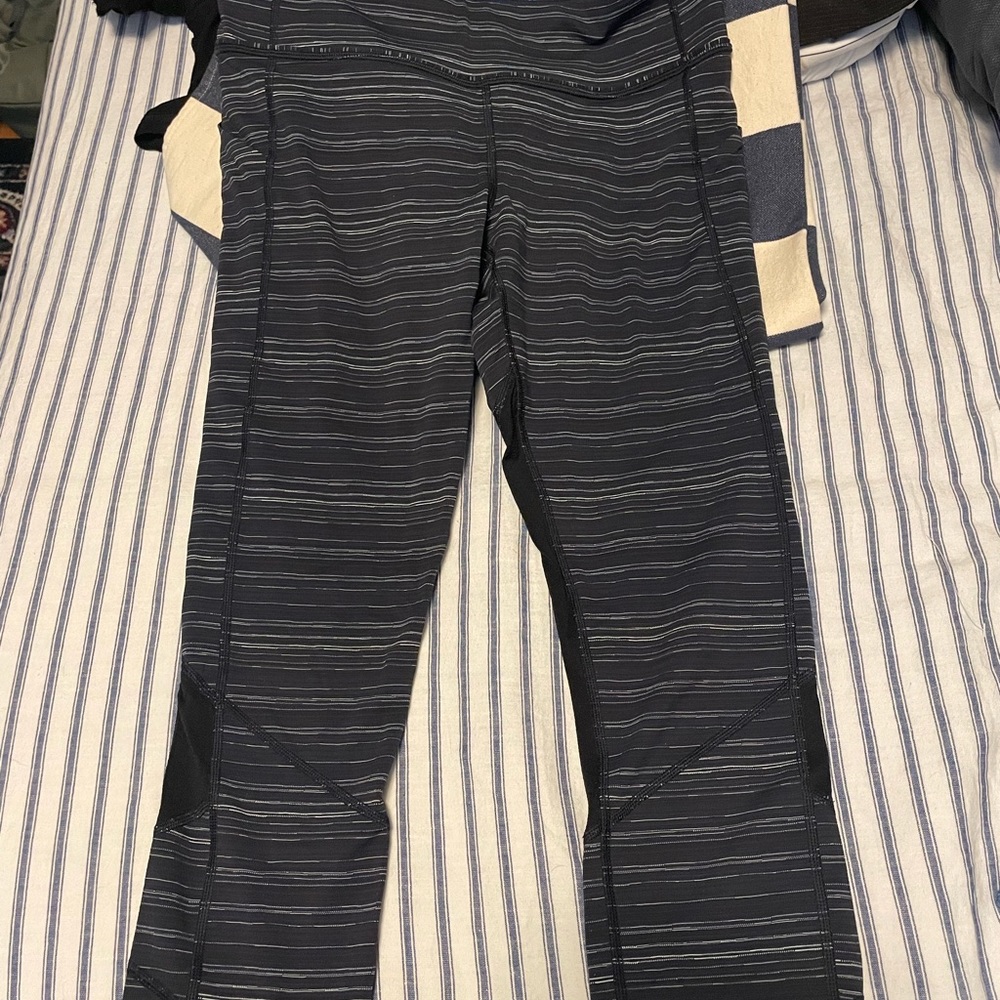 Lululemon women’s cropped leggings, size 10, black and navy
